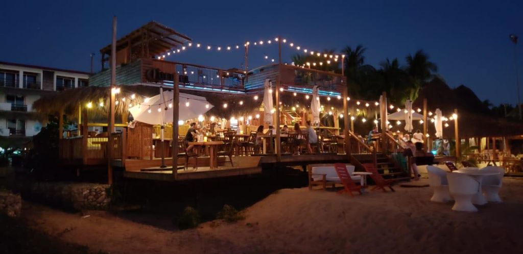 8 restaurantes de playa con ambiente ‘surfer’ y buena comida en Puerto Escondido