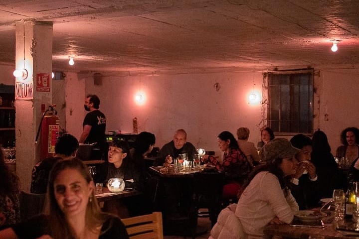 Imbiss: El rinconcito secreto de la Juárez con personalidad europea y ‘happy hour’ superior