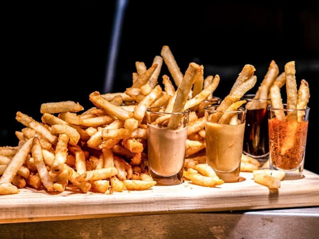 Este ‘gastropub’ tiene las papas a la francesa más crujientes de toda la CDMX (y un ambiente perfecto para botanear)