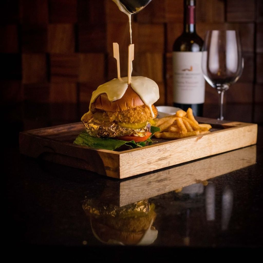 En este sofisticado restaurante de Polanco podrás comer una hamburguesa con carne envuelta en oro