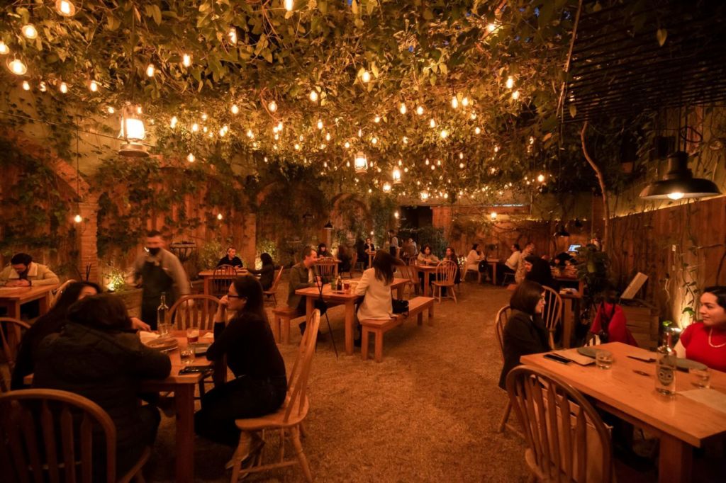 8 restaurantes en la CDMX que son excepcionalmente bonitos de noche (vale la pena ir cuando cae el sol)