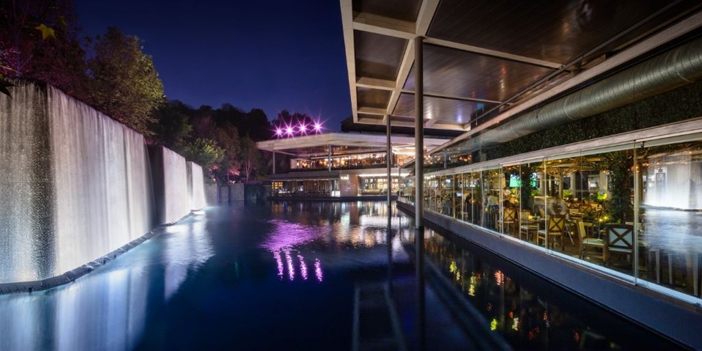 En esta preciosa terraza al sur de la CDMX podrás comer frente a una hermosa cascada