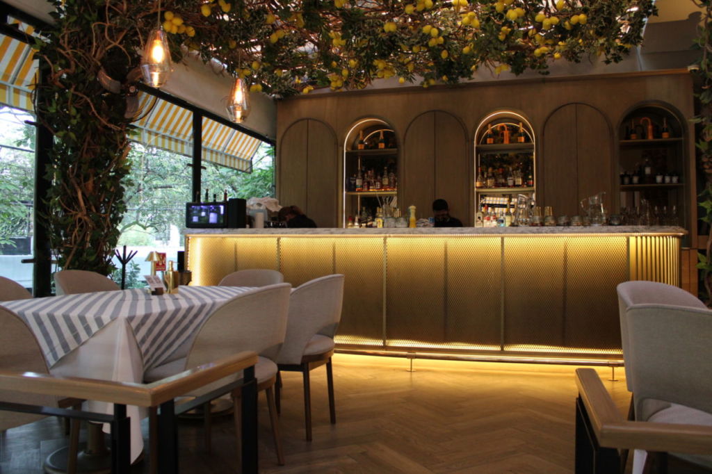 Este (instagrameable) restaurante tiene un drink con espumoso y algodón de azúcar que acompaña una hamburguesa de 24k