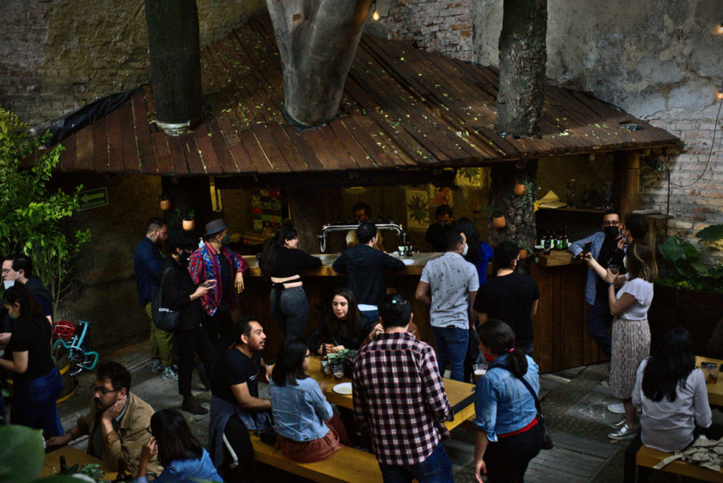 Monstruo de Agua inaugura su nuevo ‘spot cervecero’ en uno de los jardines más bellos de la Roma