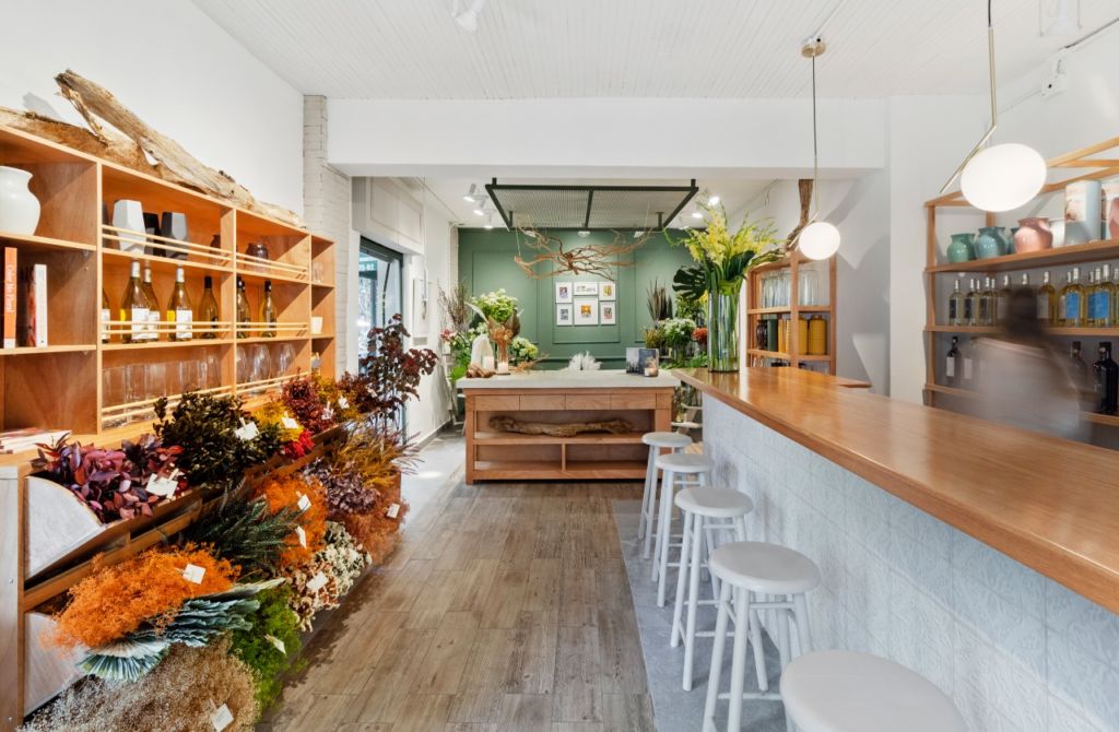 Disfruta una clase de floristería + tu vino favorito en este bonito lugar de la Roma