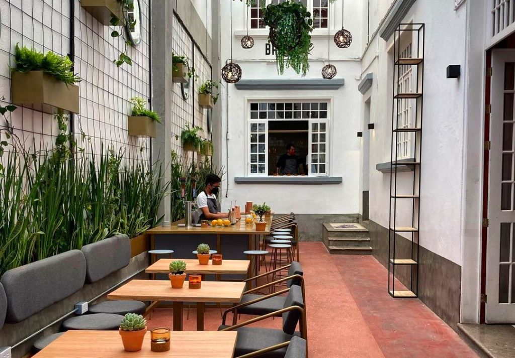 Casa Mila: el patio de la Roma que esconde una panadería increíble (ideal para apapacharte)