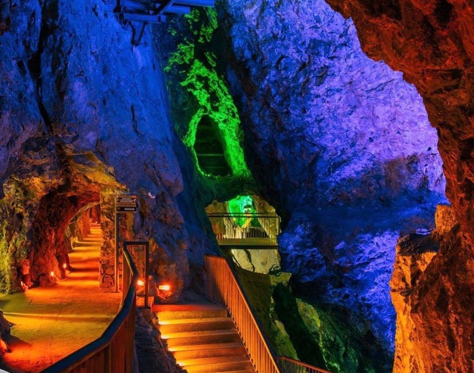 Este túnel de más de 500 metros te lleva a un bar subterráneo secreto y lleno de historia