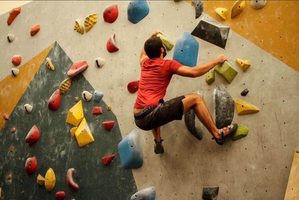 ¿Un día de escalar más cafecito? Rock Solid: el lugar que tiene la pared de boulder más grande de la CDMX