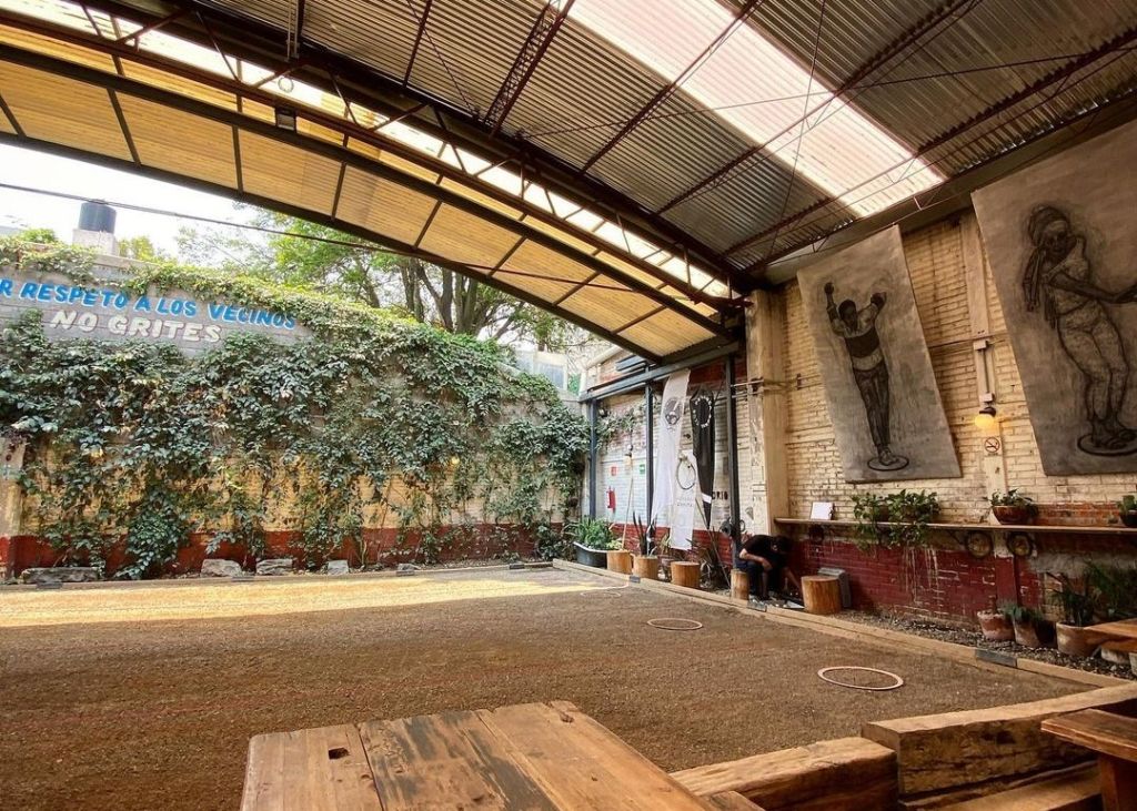En este patio-bar secreto de la CDMX puedes jugar el deporte favorito de los franceses