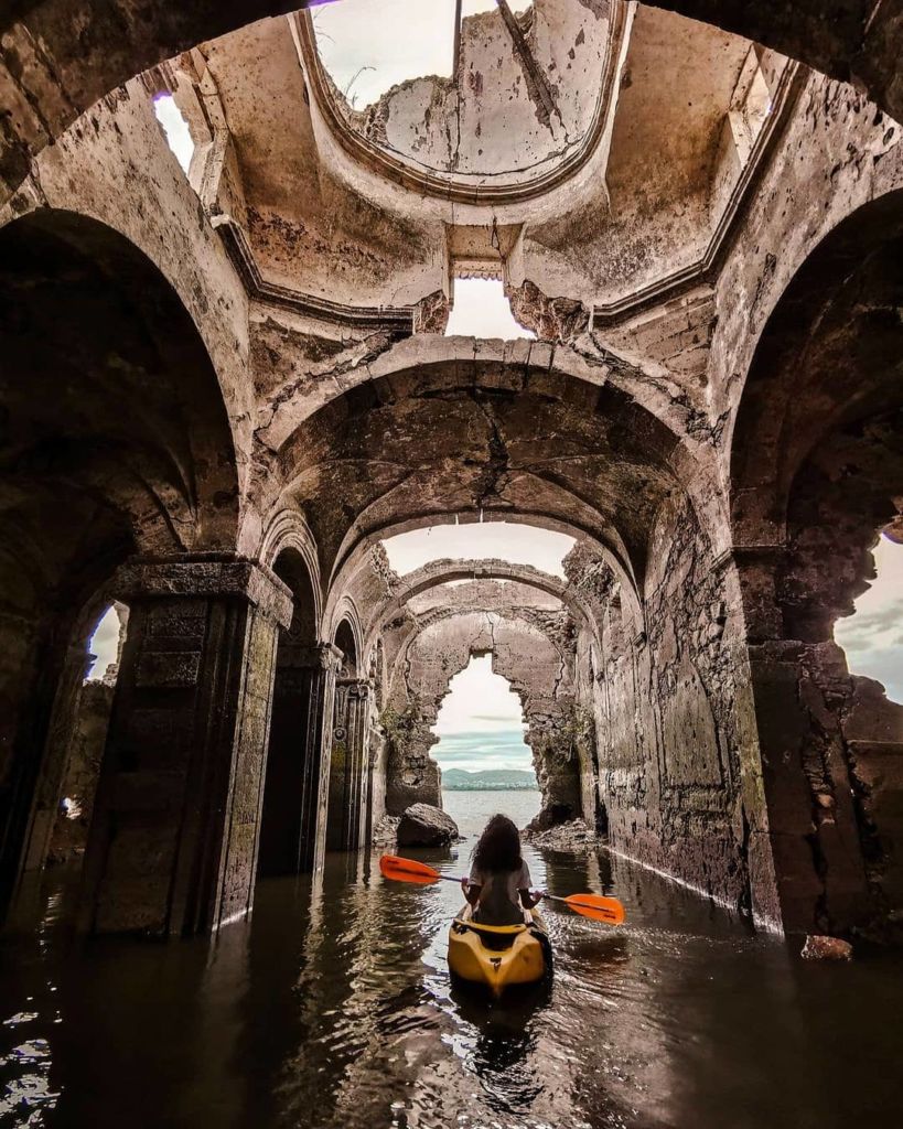 Esta iglesia en Guanajuato estuvo hundida más de 40 años, ahora puedes visitarla a bordo de un kayak