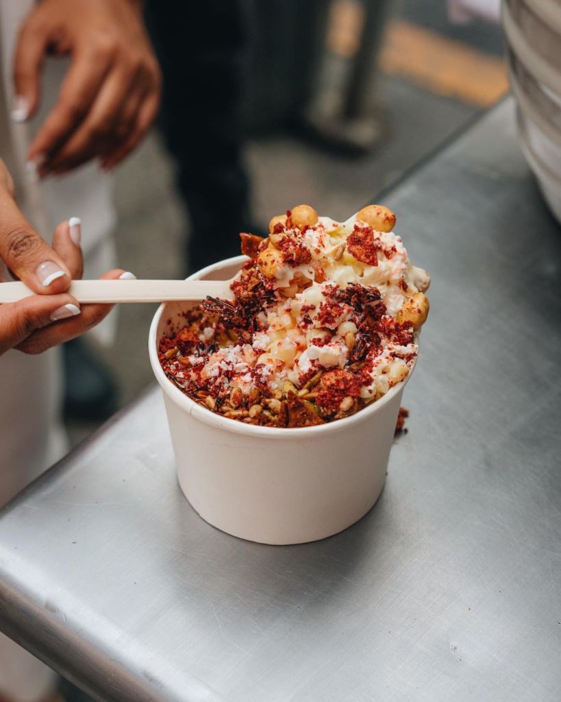 ¿Esquites gourmet en un puesto callejero? Te decimos dónde y qué chef está a cargo