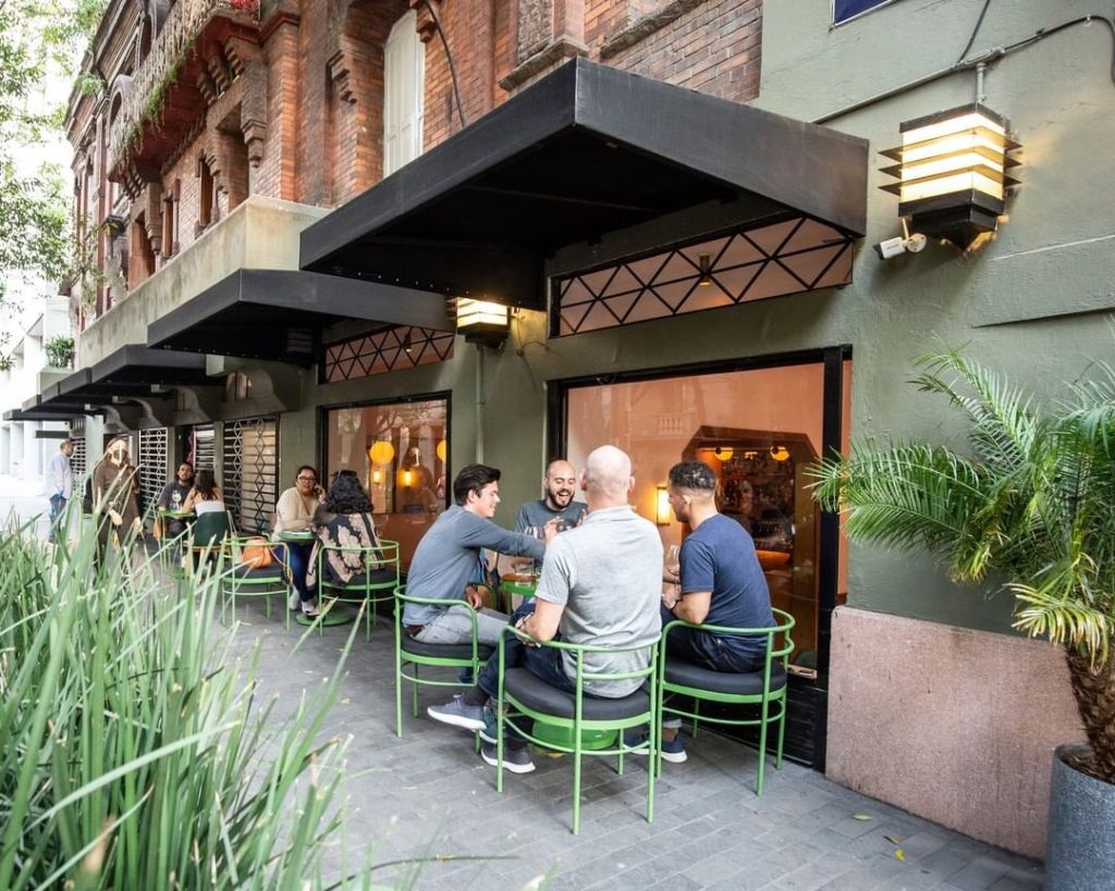 7 restaurantes al aire libre en la CDMX donde pedir drinks y entraditas para compartir entre amigos