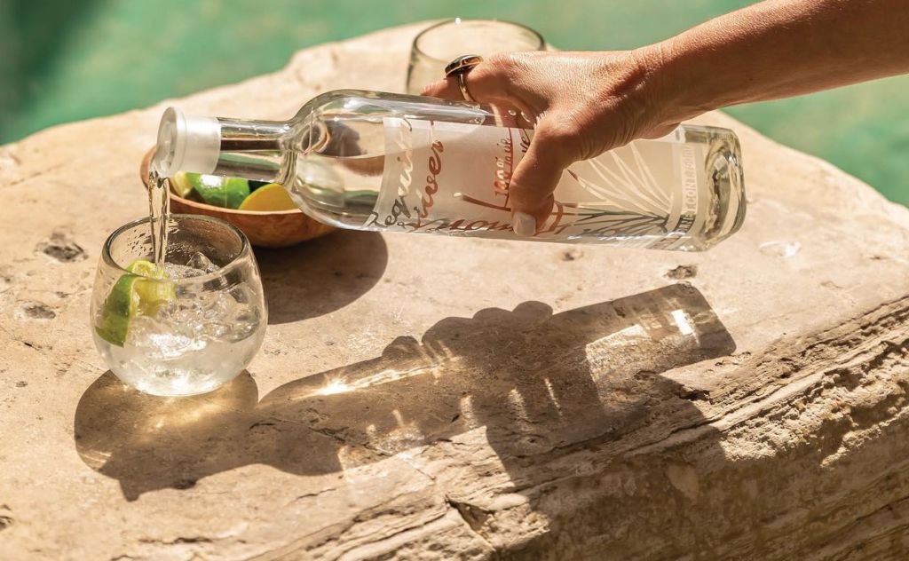 8 tequilas cristalinos (premium) que debes tener en tu cava para brindar esta Navidad