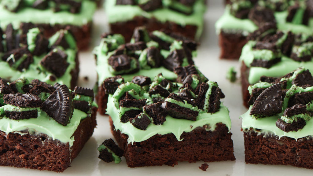 ¿Te tocó el postre? Esta deliciosa receta de brownie con Oreo de menta te sacará del apuro