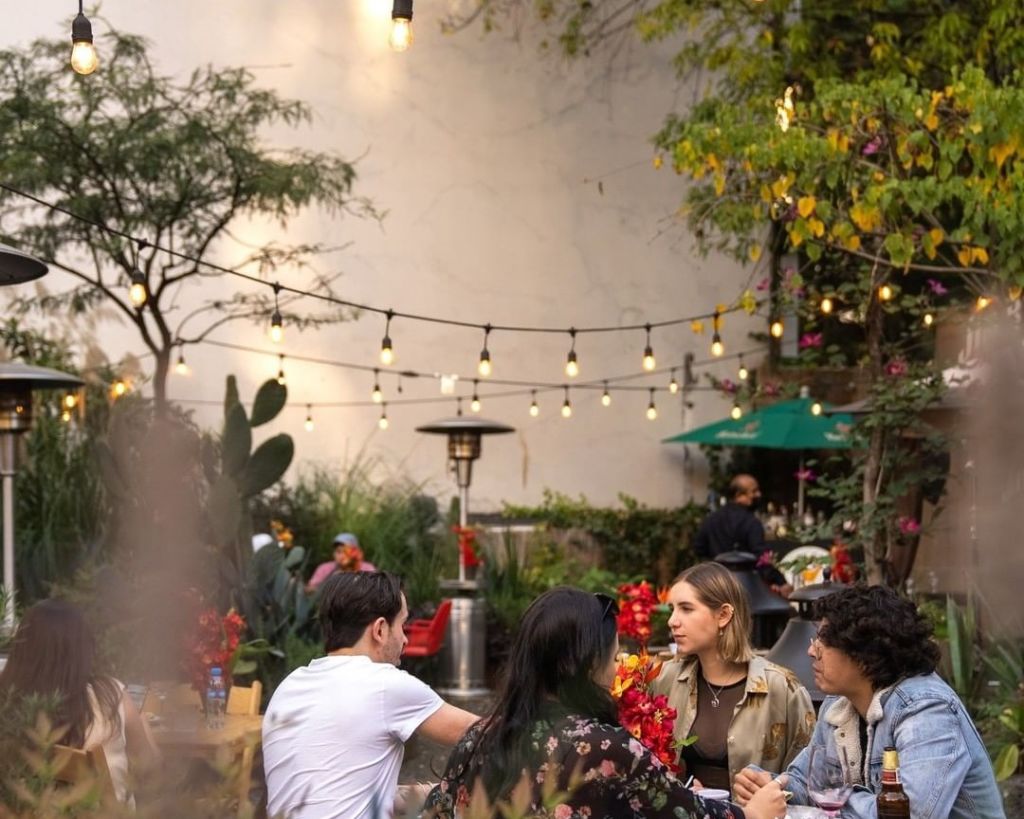 Este ‘grill-garden’ secreto de Polanco ofrece una hermosa terraza al aire libre para disfrutar de carnes ahumadas