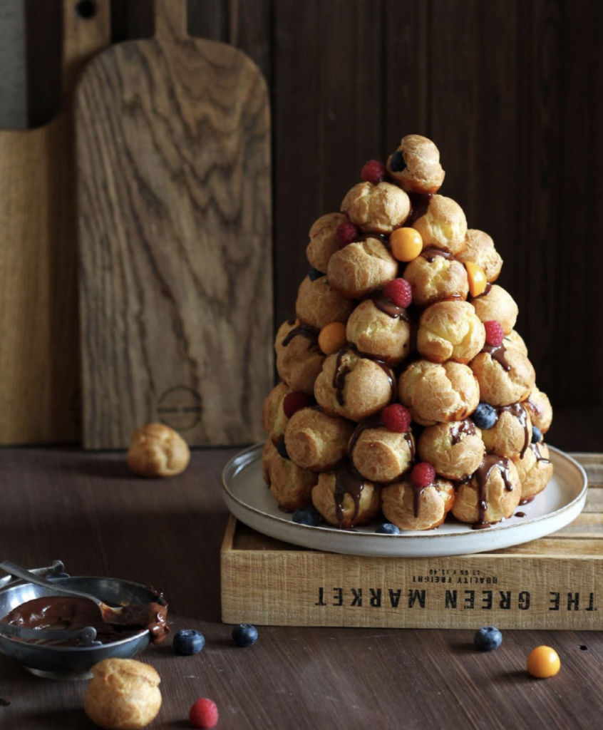 Croquembouche: el postre más francés y hermoso que va a sustituir a los pasteles tradicionales ( aquí te decimos ¿Qué es? y ¿Dónde comprarlo?)