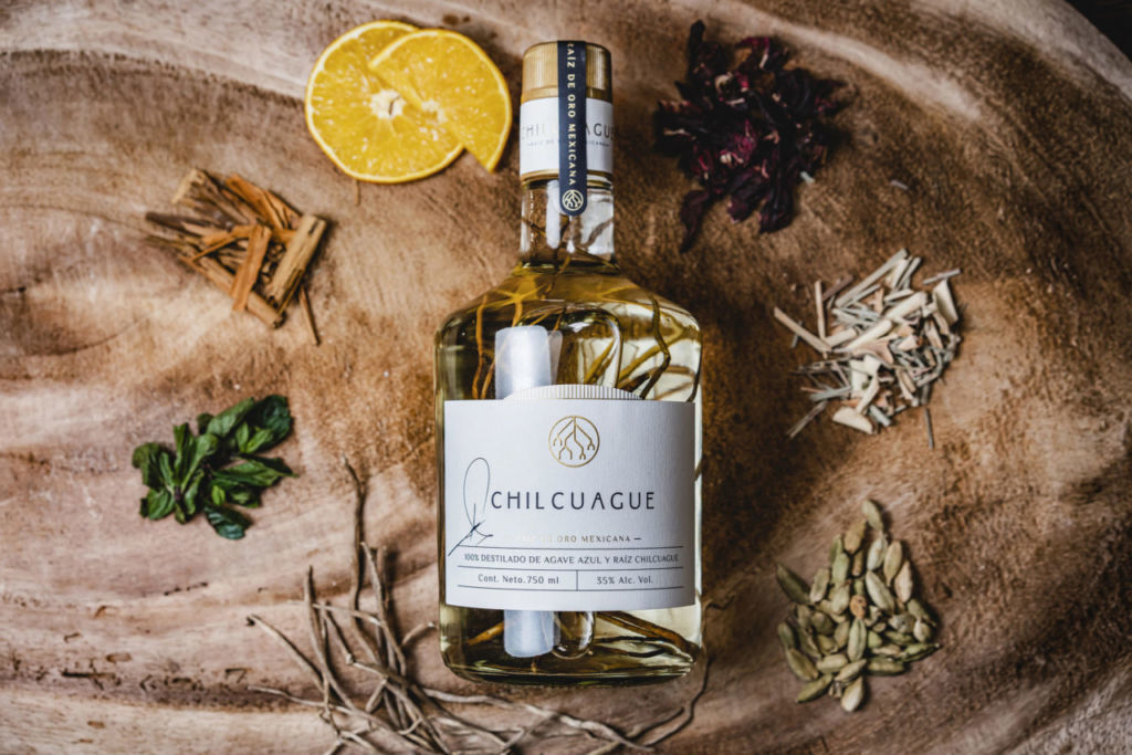 Chilcuague: El destilado mexicano creado a partir de una de las plantas medicinales más importantes de México