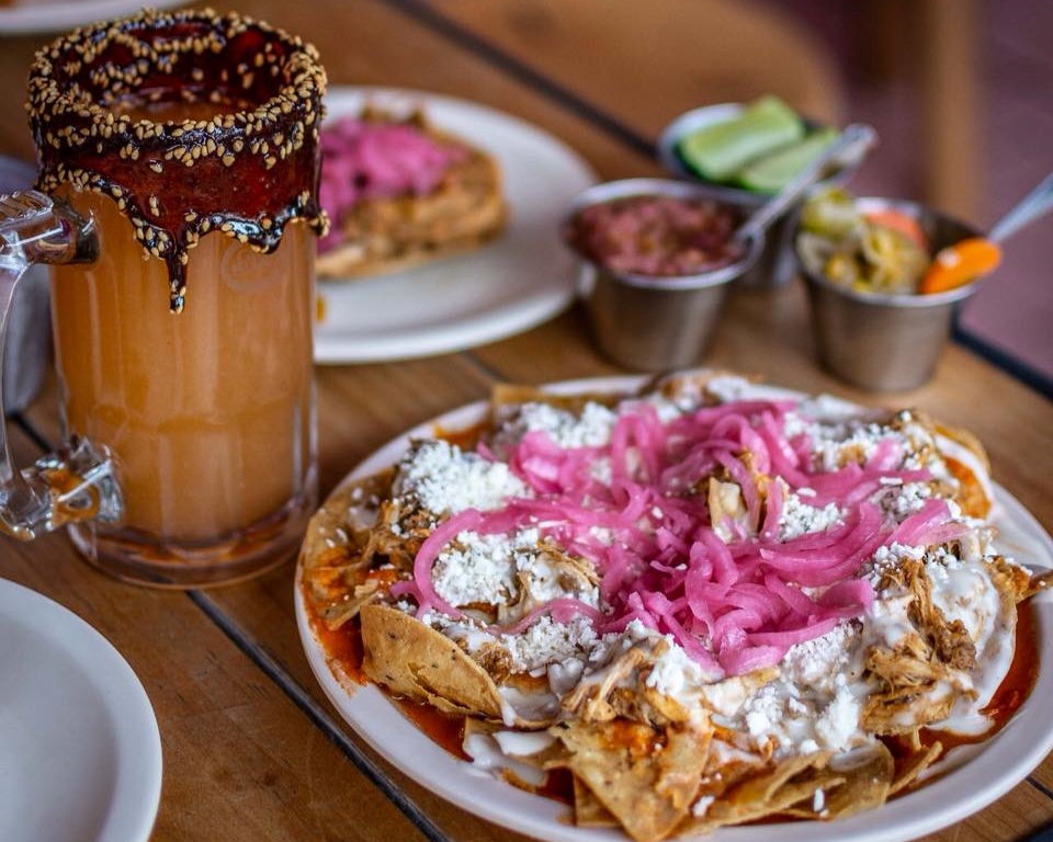 6 sitios donde probar los chilaquiles más originales de la CDMX (barbacoa, mariscos y rellenos)