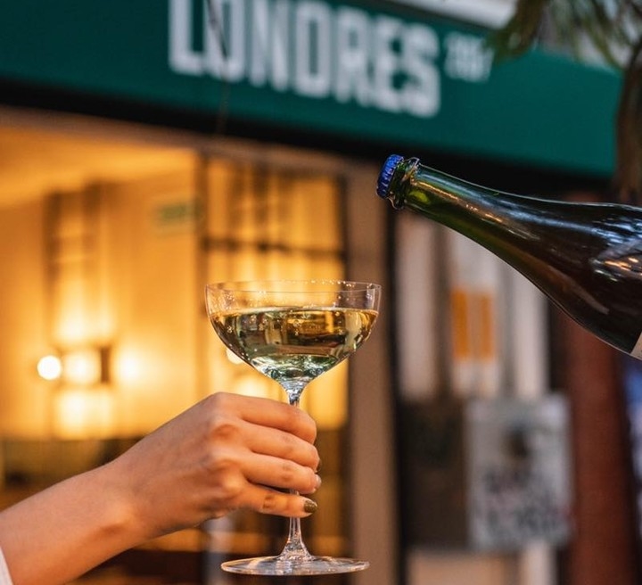 Londres 207: El nuevo ‘pub’ de la Juárez con ‘bottomless mimosas’ y barra libre de vinos naturales