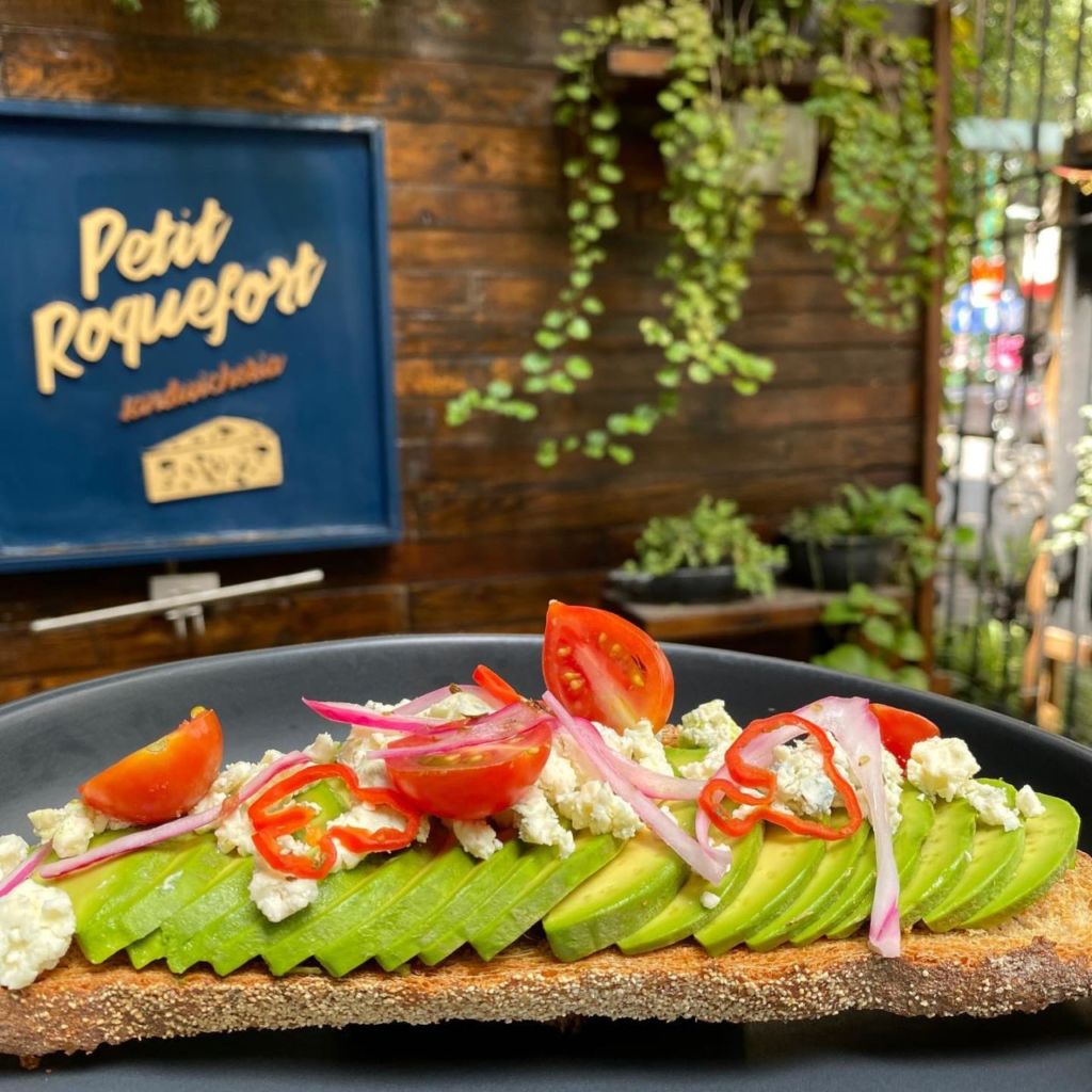 Petit Roquefort: los desayunos más monchosos en una pequeña terraza en la Juárez