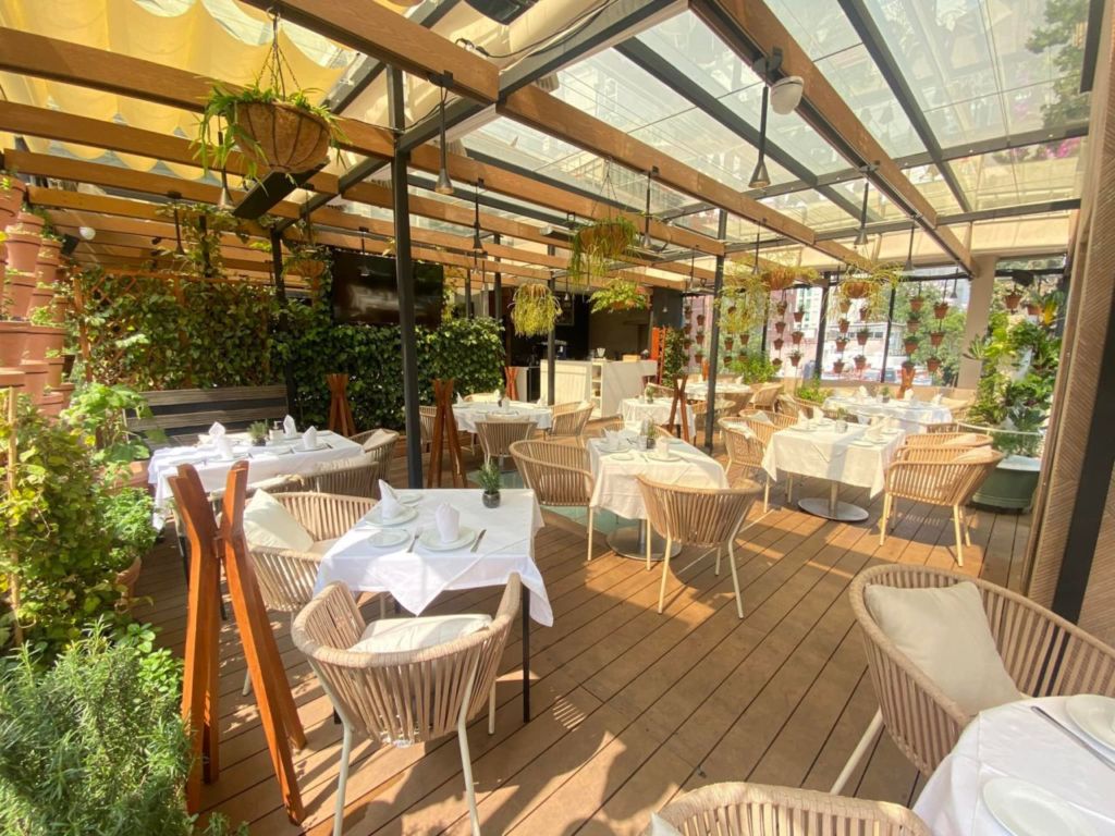 Ajoblanco retoma su brunch dominical de cocina española (¡Buffet con barra de ostras y paella!)