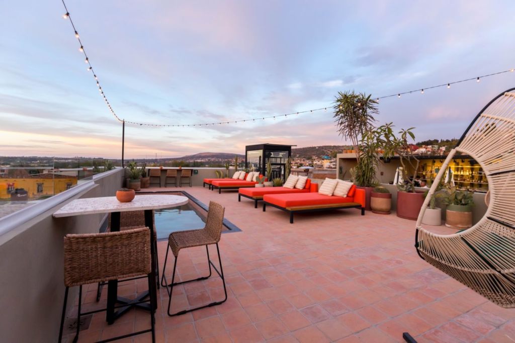 Bekeb: El rooftop favorito en San Miguel de Allende para probar mixología artesanal
