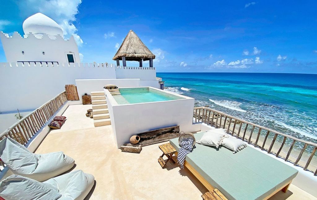 Hay un hotel en Isla Mujeres que te transportará hasta el Mediterráneo con su bellísima construcción frente al mar