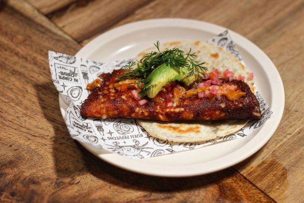 ¿Costras de queso rellenas de mariscos? Te decimos dónde probarlas en la CDMX