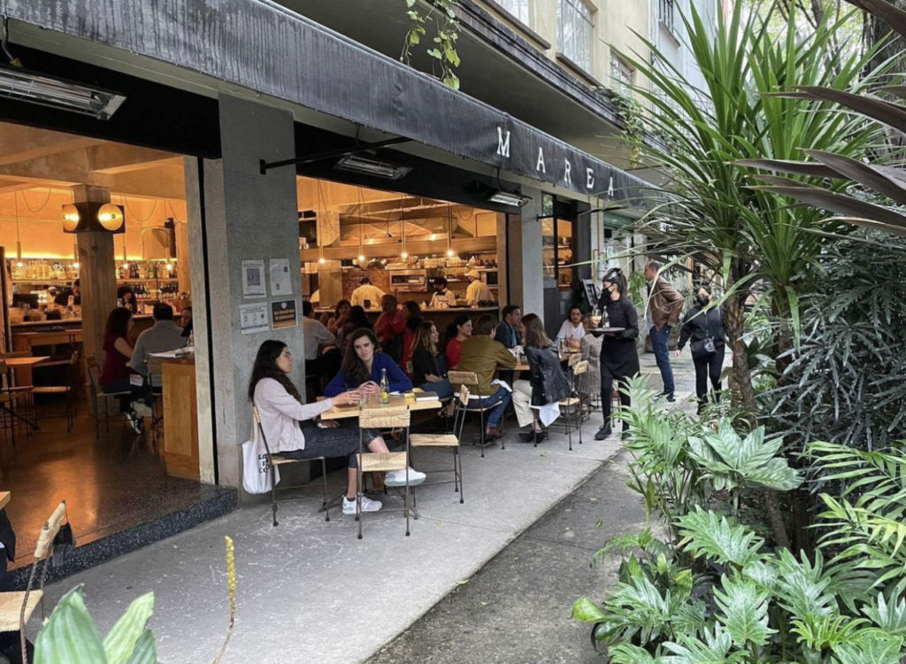 Marea: Cocina de mar y mezcales en una hermosa terraza de la Roma