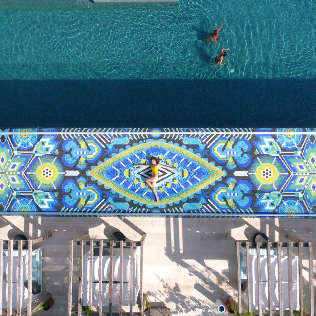 Este hotel tiene un impresionante tapete Huichol gigante que te lleva directo al mar