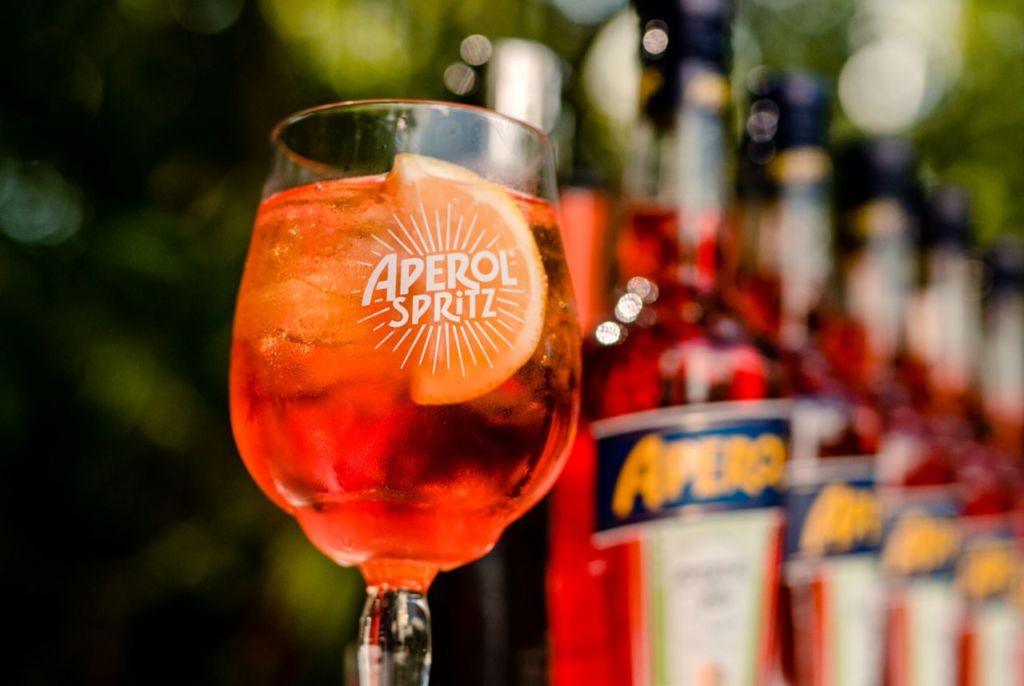 Te compartimos la receta clásica del Aperol Spritz para refrescarte en días calurosos