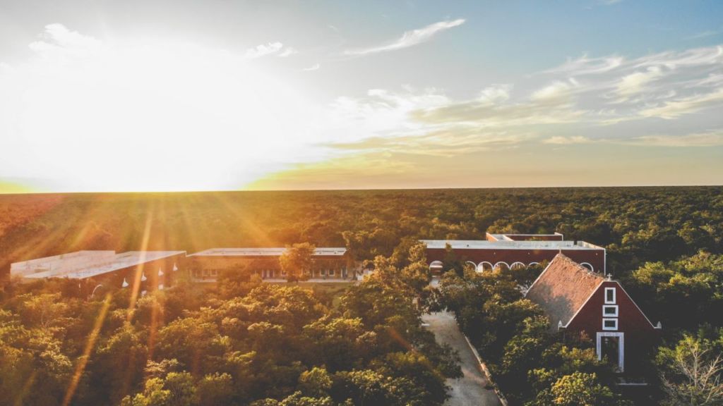 Wakax: una hermosa hacienda maya oculta entre cenotes y ríos subterráneos de Tulum