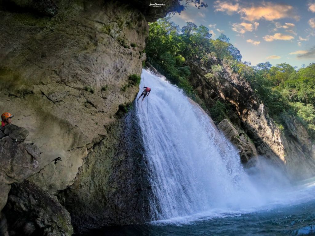 Senderismo, cabañas, cascadas y rappel en una cueva secreta a tan solo 4 horas de la CDMX&nbsp;