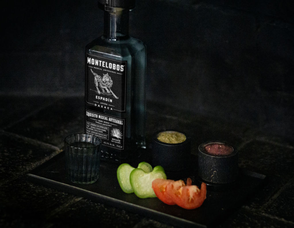 Te decimos el paso a paso para degustar un mezcal artesanal desde casa&nbsp;