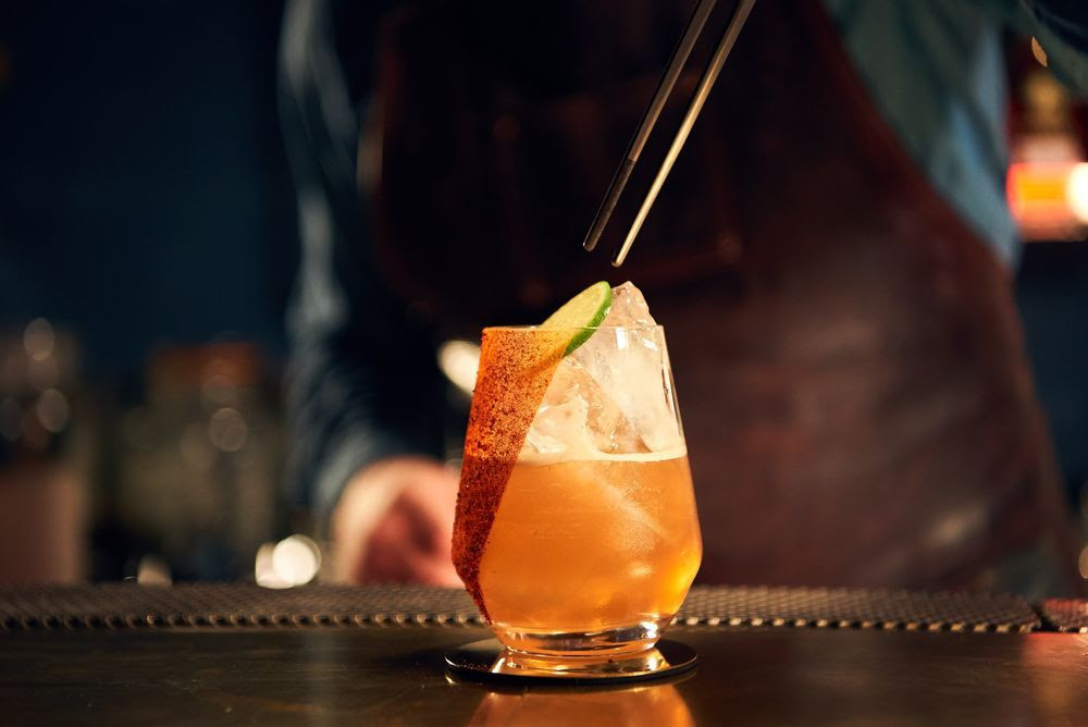 5 cócteles con destilados que te harán un experto en la barra 5 cócteles con destilados que te harán un experto en la barra