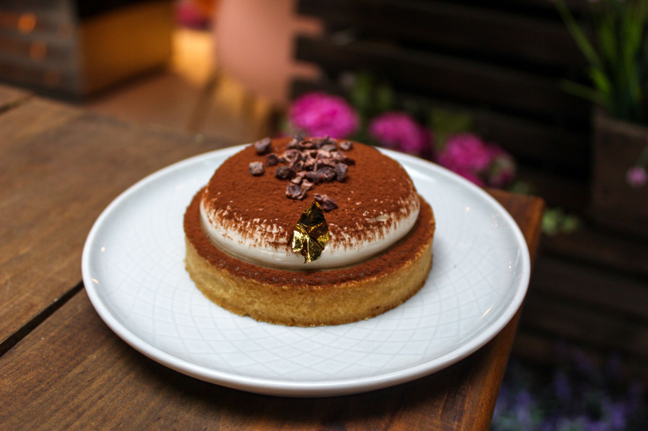 Esta encantadora pastelería tiene un postre elaborado con nitrógeno en mesa Esta encantadora pastelería tiene un postre elaborado con nitrógeno en mesa