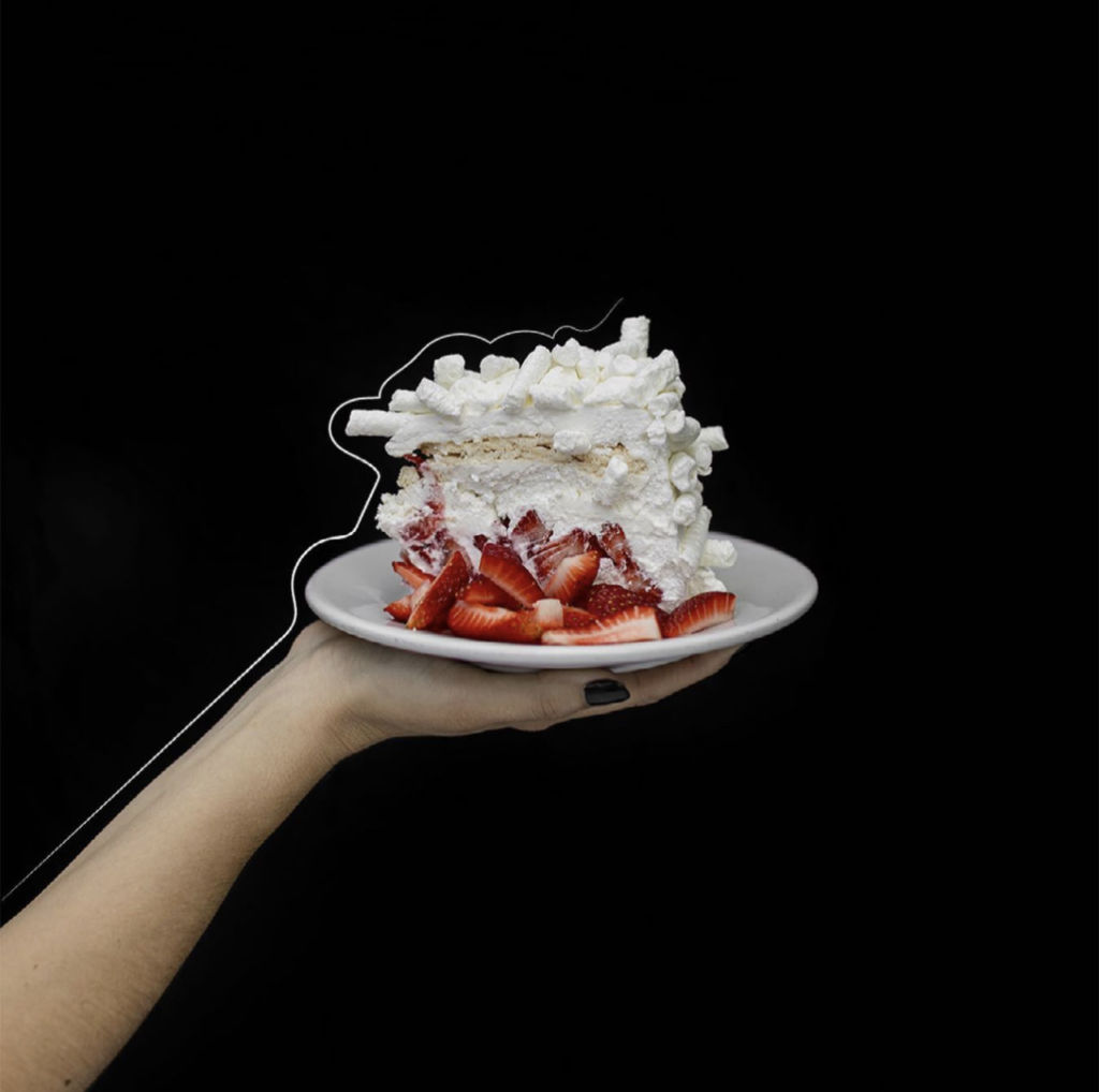 Este lugar tiene un pastel de merengue y fresa súper instagrameable y delicioso