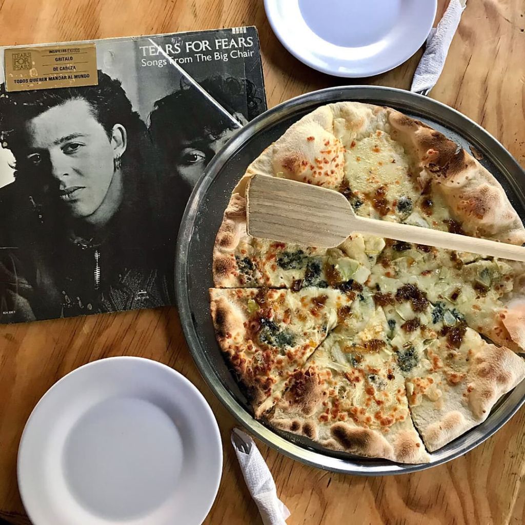 Zazá, un clásico de la Condesa para disfrutar de una tarde con buena pizza, cerveza y música entre amigos