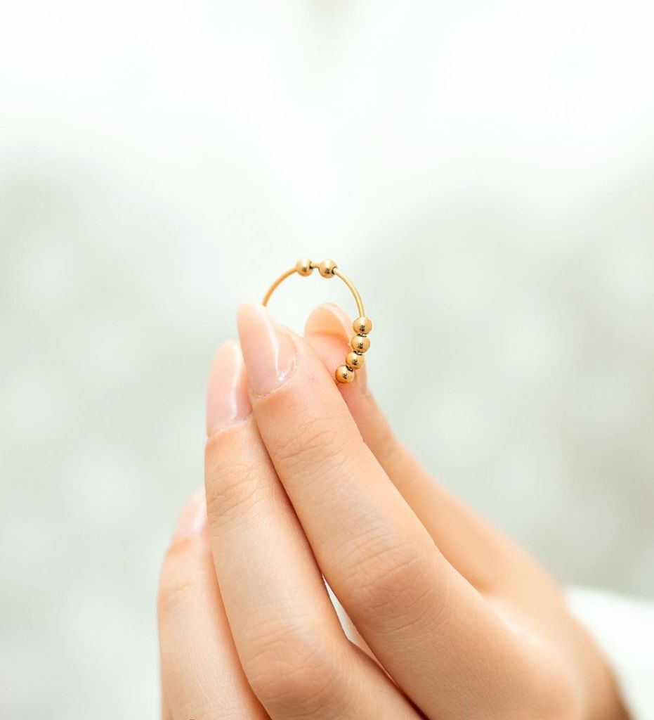 Estas marcas tienen los anillos más bonitos contra la ansiedad (¡olvídate de morderte las uñas!)