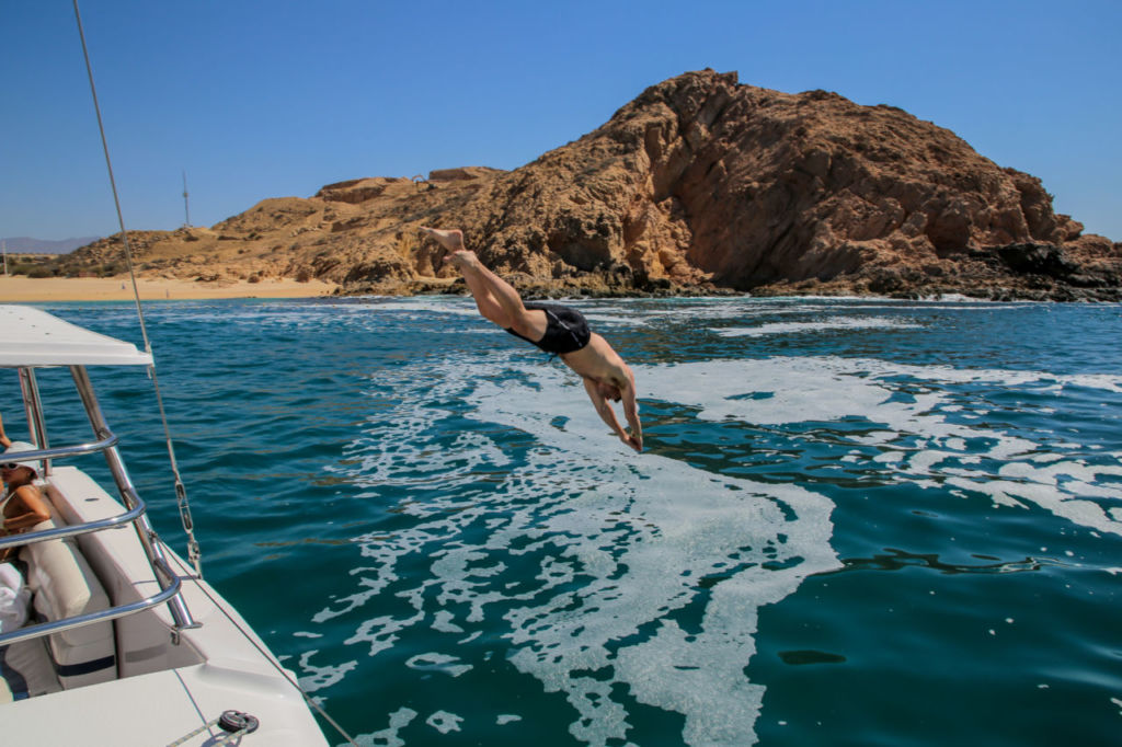 En este recorrido por catamarán en el Arco de Los Cabos puedes ver ballenas y hacer snorkel en un playa privada