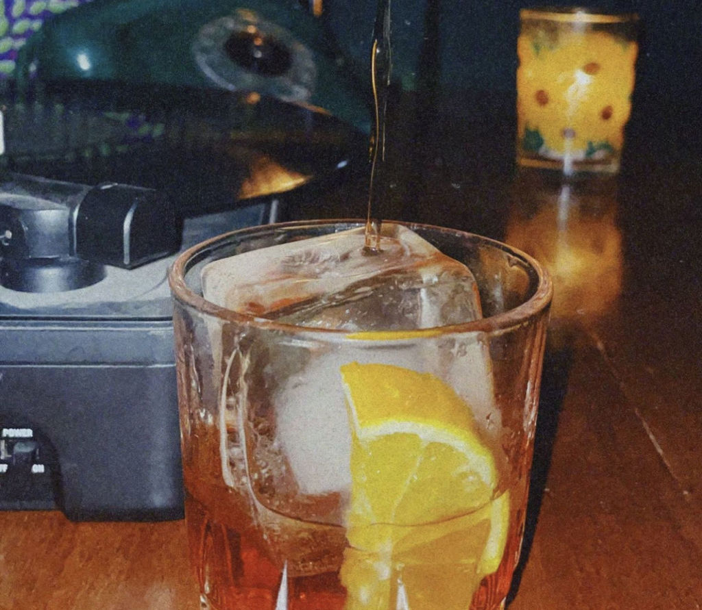 Conoce el bar secreto al cual se accede por un restaurante de pollo frito súper famoso