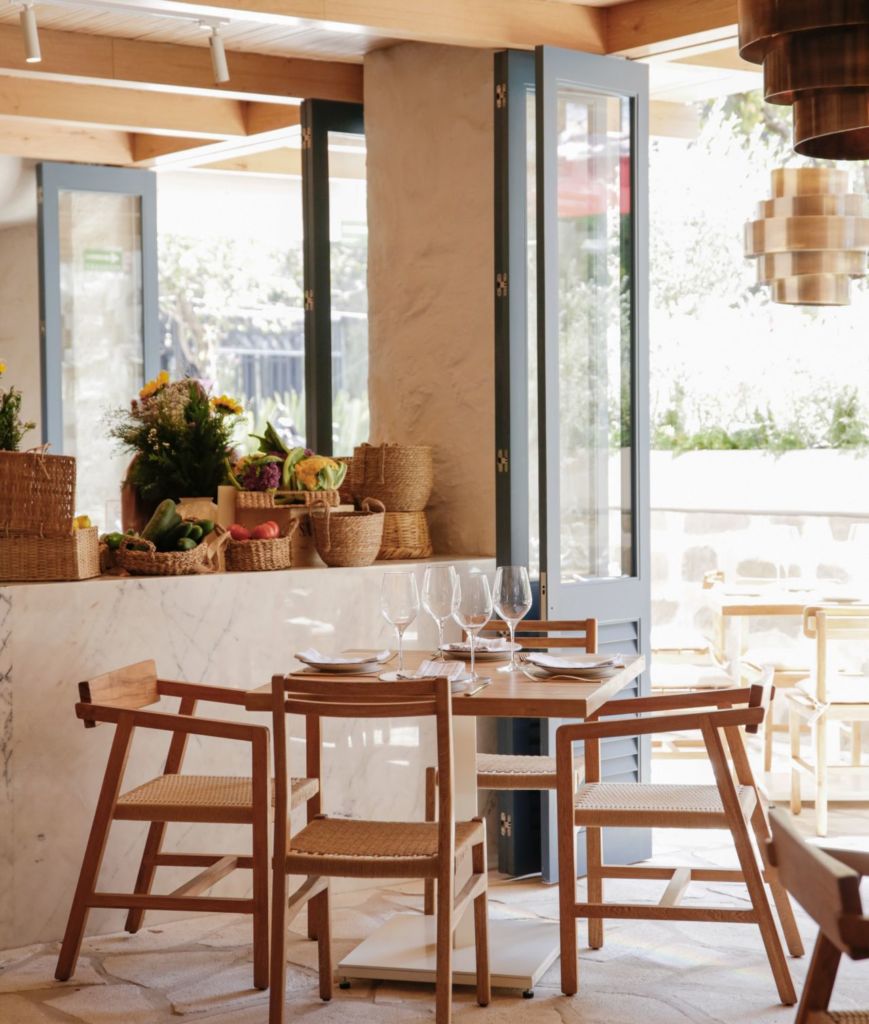 Ennéa: el nuevo rinconcito mediterráneo que te hará sentir en el mar Egeo