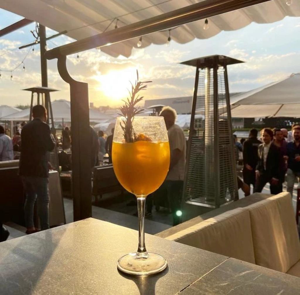 Bárbaro Club House: Este nuevo ‘hot spot’ en el Hipódromo combina deliciosa gastronomía con la pasión por los caballos