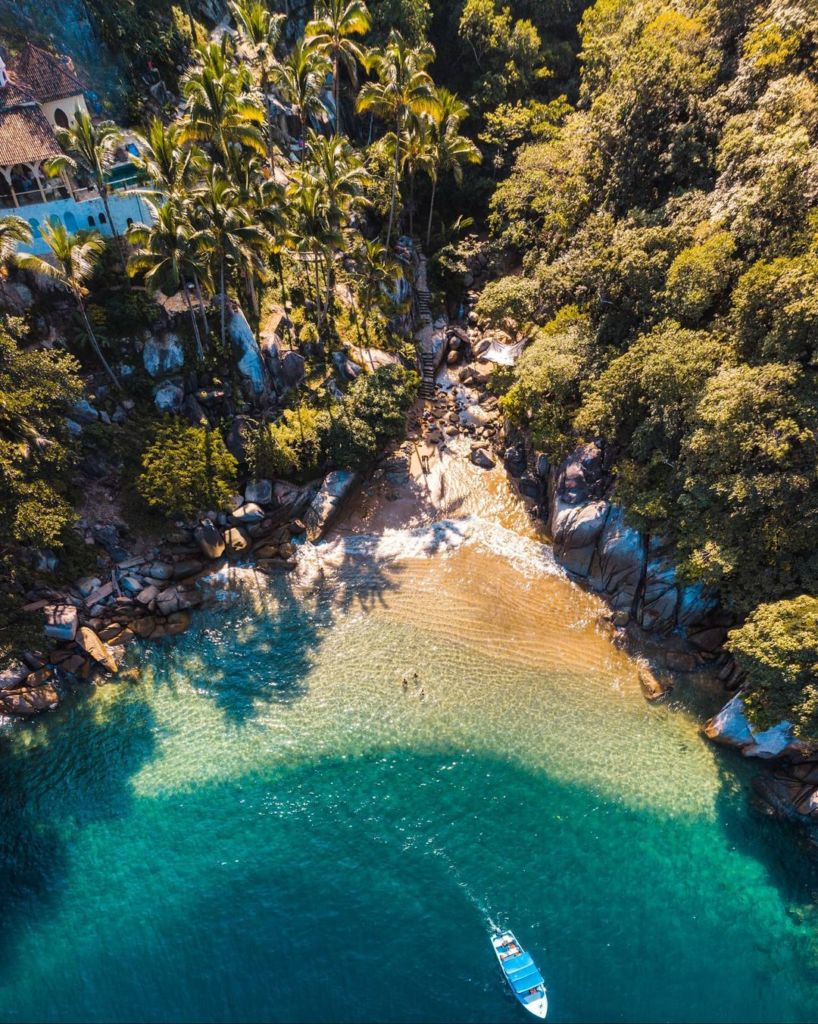 La playa (secreta) más pequeña de México te hará sentir dentro de un paraíso privado frente al Pacífico