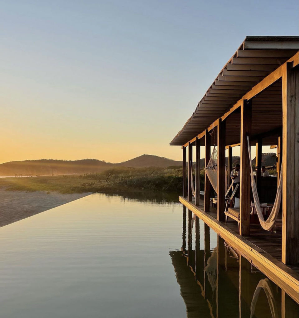 Conoce este hotel de diseño (secreto) con las mejores playas para hacer surf