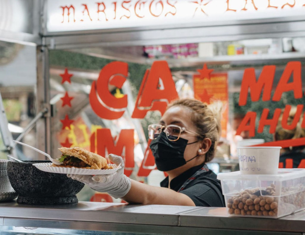 Conoce el puesto callejero de la Roma en el que todos hacen fila para comer burritos de mariscos