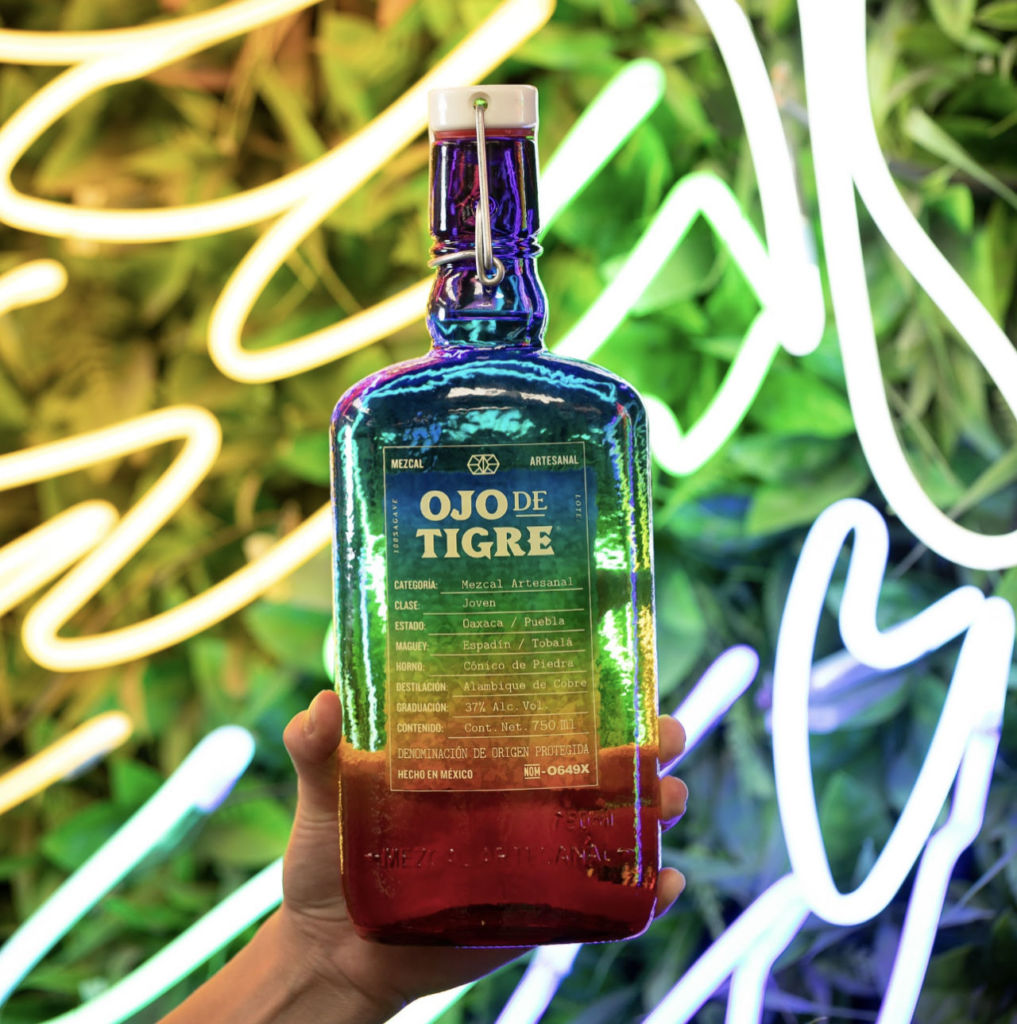 Esta botella de mezcal es las más cool y junto con apoya a la comunidad LGTBQ+