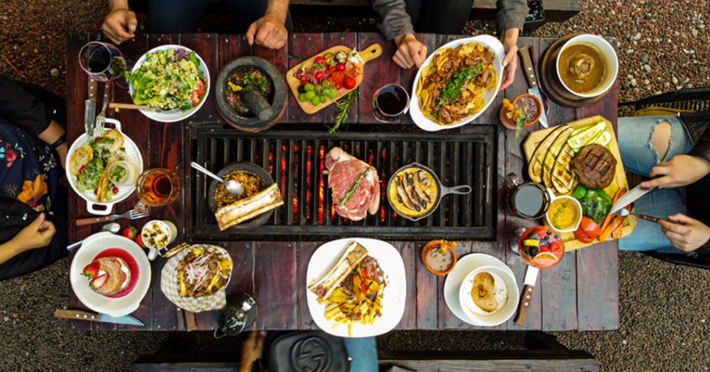 En este restaurante en medio del bosque te preparan los mejores cortes de carne en tu mesa 