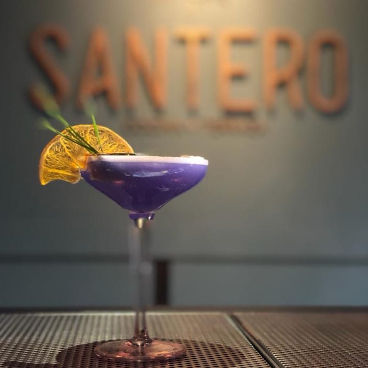 Santero: la terraza más bonita de Salvatierra con coctelería mística y cocina local