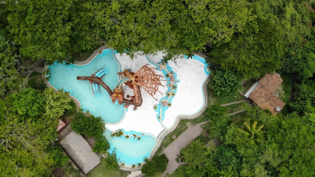 Descubre estas aguas termales entre rápidos, volcanes y bosques nubosos